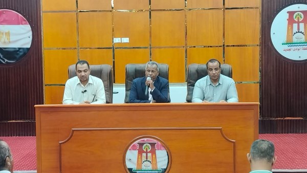 رئيس مركز بلاط بالوادي الجديد يجتمع برؤساء الأقسام لبحث سرعة إنجاز الأعمال والإجراءات الخدمية