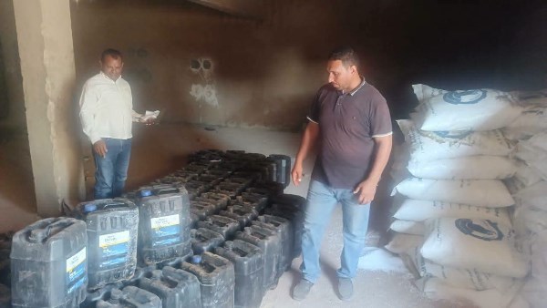 ضبط 5.3 طن من الأسمدة والزيوت مجهولة المصدر قبل تداولها بالمخالفة للقانون بمركز بلاط بالوادي الجديد