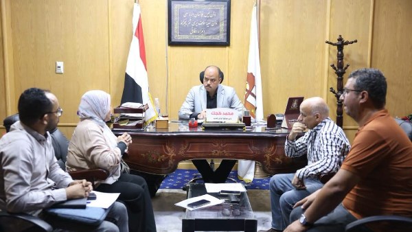 نائب محافظ الوادي الجديد يبحث الموقف التنفيذي لمحطتي مياه “25 يناير” و”الفرافرة”