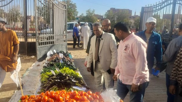 رئيس بلاط بالوادي الجديد يتابع سير العمل بسوق اليوم الواحد وتوفير السلع