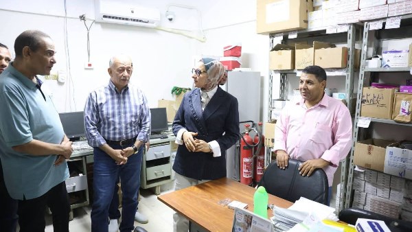 محافظ الوادي الجديد تتابع خطة تطوير التأمين الصحي بالداخلة