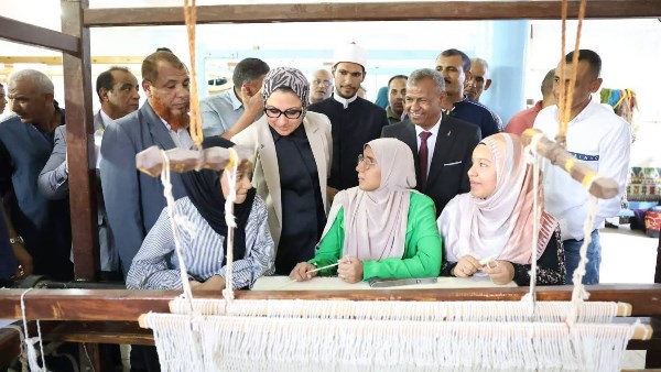 محافظ الوادي الجديد تتفقد مركز الصناعات الحرفية والتدريب بالبشندي
