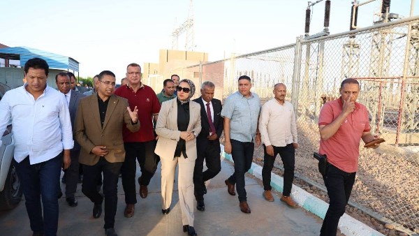 محافظ الوادي الجديد تتابع أعمال رفع قدرة محطة محولات بلاط
