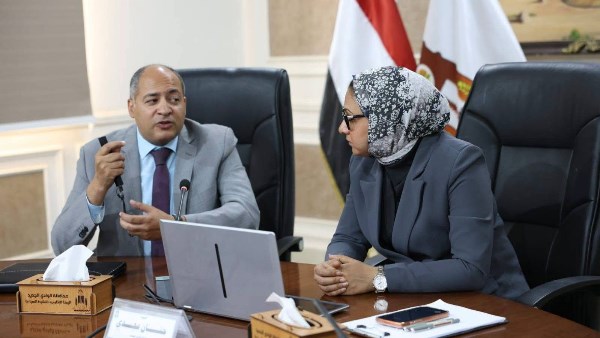 التنمية الاقتصادية ودعم توجهات الدولة.. محافظ الوادي الجديد تلتقي عميد النقل الدولي واللوجيستيات بالأكاديمية العربية للعلوم والتكنولوجيا