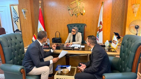 محافظ الوادي الجديد تبحث دعم 500 أسرة بوحدات إنتاج الطاقة من البيوجاز