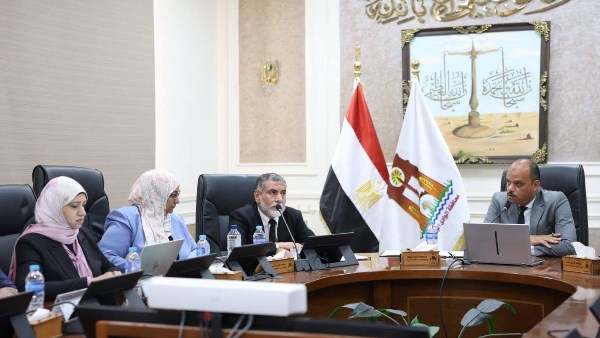 نائب محافظ الوادي الجديد يبحث تحديث وتدقيق المخطط  الاستراتيجي العام للمحافظة