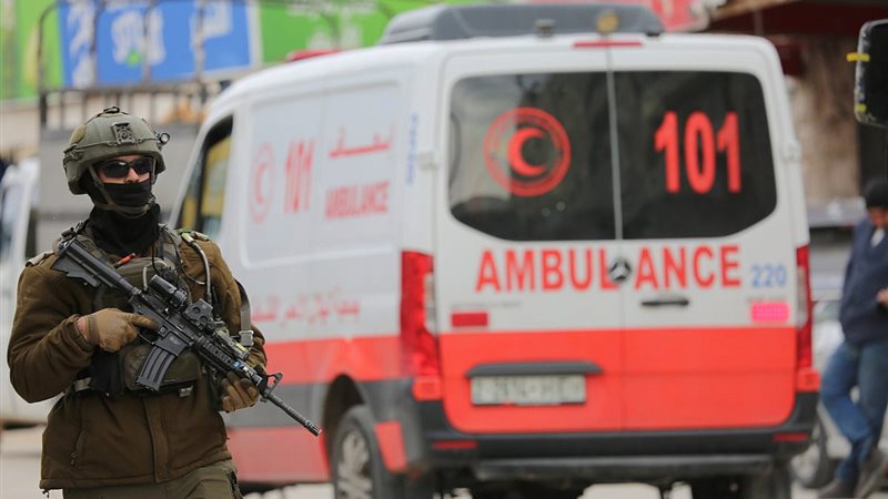930 نقطة تفتيش إسرائيلية تحول سيارات الإسعاف في الضفة الغربية إلى عربات لنقل الموتى.. تحقيق لمجلة “972+” يرصد صعوبة وصول النساء الفلسطينيات الحوامل إلى المستشفيات