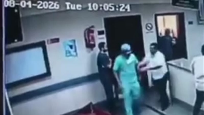 مهزلة بمستشفى أسيوط الجامعي، طبيب تخدير يعتدي على زميلته «بالكروكس» أثناء جراحة قلب مفتوح