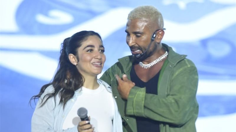 دويتو الأبناء يغزو الحفلات الغنائية، بنات النجوم يشاركن آباءهن وأمهاتهن أضواء المسرح (صور)