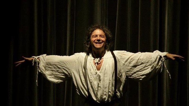 مهرجان القاهرة التجريبي يفتح نافذة على المسرح السويسري بعرض “إيكارو”