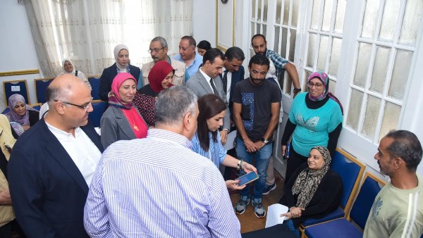 في لفتة إنسانية.. محافظ الإسكندرية يستجيب لمطلب سيدة من ذوي الإعاقة