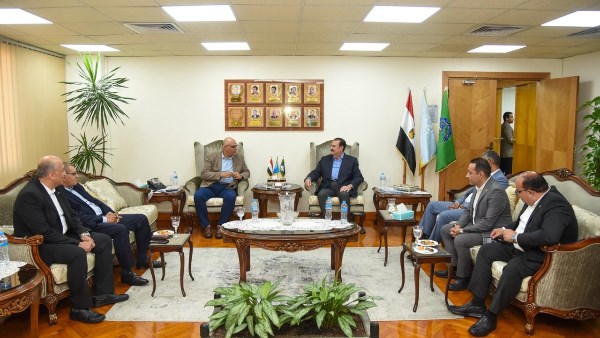 محافظ الإسكندرية يناقش سبل الاستفادة من المخلفات الصناعية