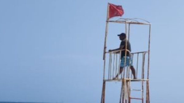 الإسكندرية ترفع الرايات الحمراء بشواطئ القطاع الغربي