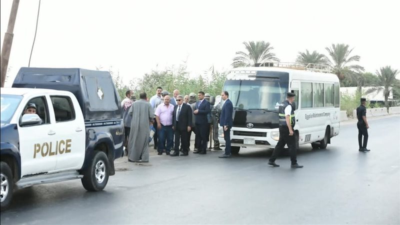 حرصا على حياتهم، محافظ الدقهلية يوقف ربع نقل محملة بالعمال ويأمر بتوفير ميني باص بديل