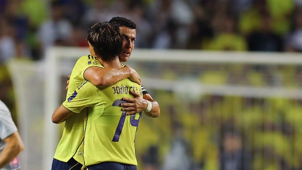النصر يسحق الفتح بثلاثية في الدوري السعودي