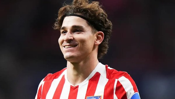 برشلونة يجدد مساعيه لضم ألفاريز من أتلتيكو مدريد