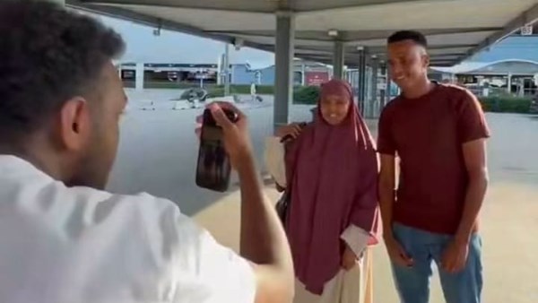 الصومالي عمر أرتان يصل النمسا استعدادًا لإدارة السوبر الأوروبي