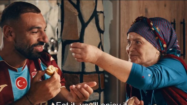 خديجة أكباش: محمد صلاح أصبح ابني الرابع .. ونحلم ببطولة مع «طرابزون»