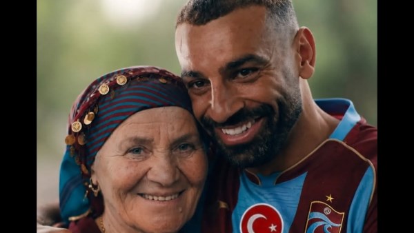 بطلة إعلان انتقال محمد صلاح تكشف كواليس لقائهما: «شعرت وكأنه تربّى على يديّ»