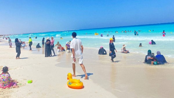 بعد تحسن الأحوال البحرية.. إعادة فتح الشواطئ أمام المصطافين بمرسى مطروح