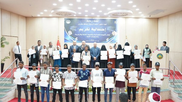 محافظ مطروح يكرم أوائل الشهادات ويمنح الأول ثانوية عامة 50 ألف جنية