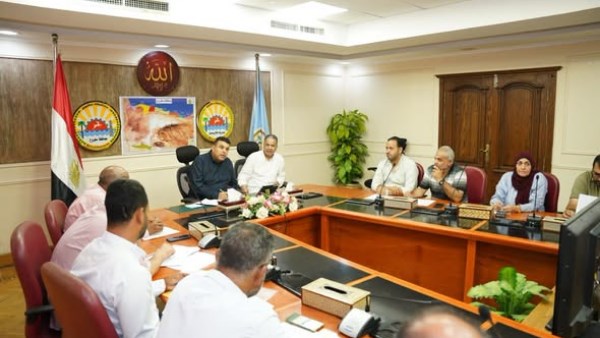 تطوير منظومة العمل بمواقف الركاب بمطروح و ترخيص 10 سيارات جديدة