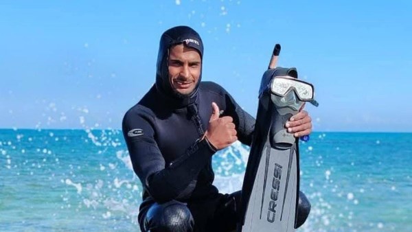 شهامة أبناء مطروح.. عامل كافتيريا ينقذ 7 مصطافين من الغرق بشاطئ الأصيل