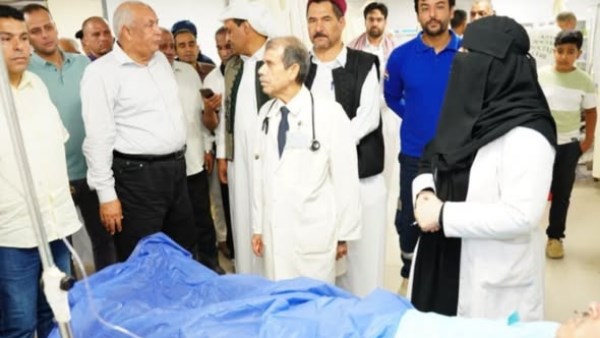 محافظ مطروح يطمئن على السكرتير العام ومرافقيه عقب انقلاب سيارته