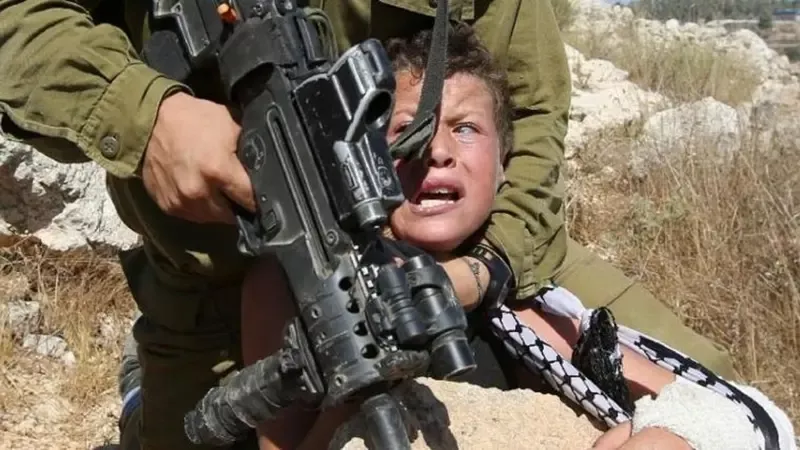 370 طفلا فلسطينيا خلف القضبان وشهادات صادمة عن التعذيب، كيف تحول اعتقال الأطفال إلى آلة ترويع إسرائيلية؟