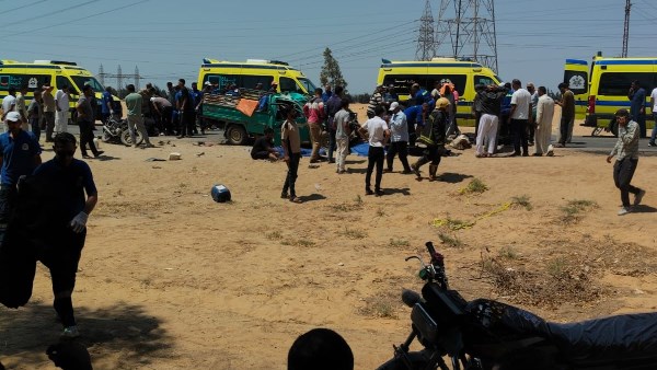 الصور الأولى.. مصرع 15 عاملا وإصابة ٢٩ آخرين في حادث مأساوي في الإسماعيلية
