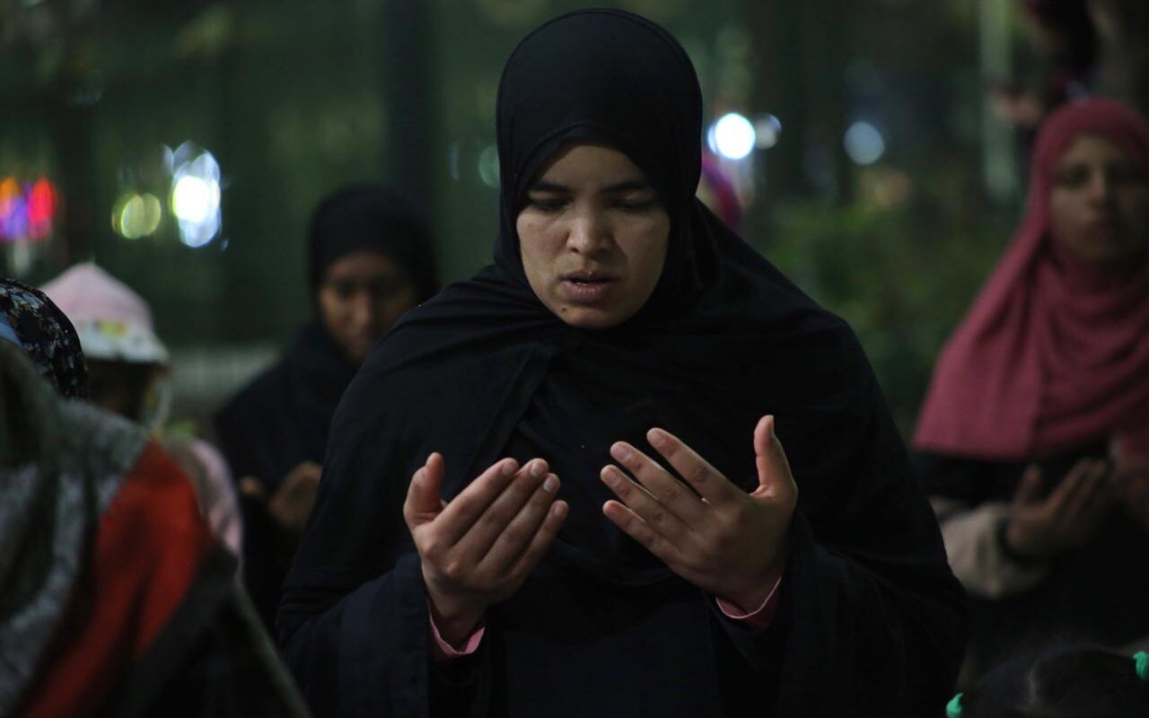 ما حكم صلاة المرأة في بلد لا يوجد به مسجد؟.. أمينة الفتوى تجيب