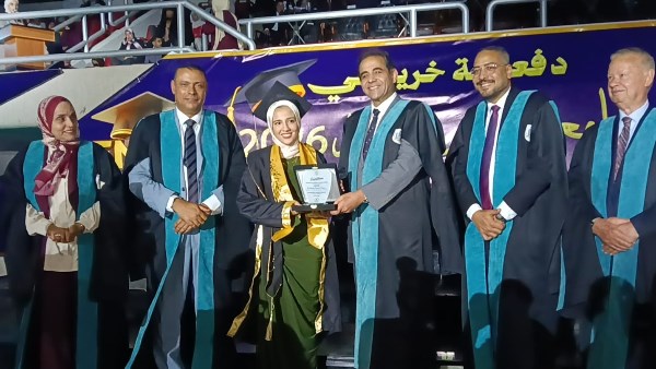 محافظ بورسعيد يشهد تخريج دفعة جديدة من كلية الصيدلة .. صور