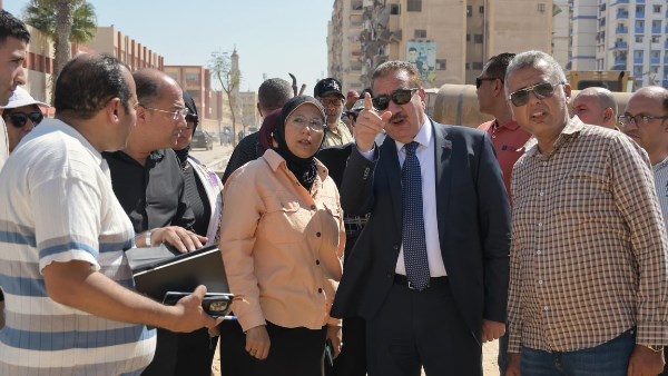 محافظ بورسعيد يتفقد أعمال تنفيذ مشروع شبكات الصرف الصحي بمنطقة الأمل | صور