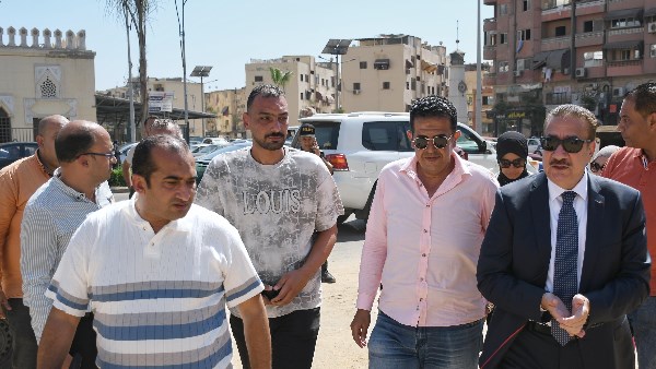 محافظ بورسعيد يتابع أعمال تطوير ورفع كفاءة شارع أسوان بحي العرب