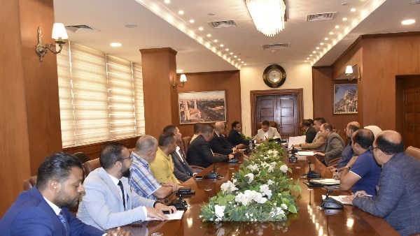 محافظ بورسعيد يوقع عقود تمليك أراضٍ لـ5 مصانع بالمنطقة الصناعية