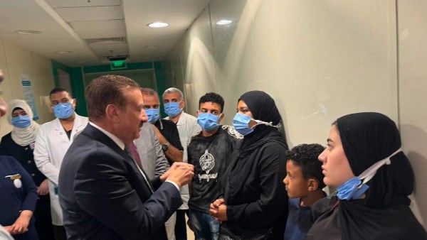 محافظ بورسعيد يزور منجد حي المناخ ويوجه بتوفير الرعاية الطبية الكاملة