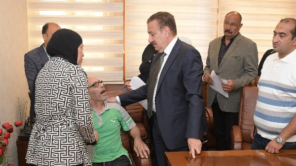 محافظ بورسعيد يواصل لقاءاته الأسبوعية مع المواطنين.. حلول عاجلة للشكاوى والطلبات الإنسانية