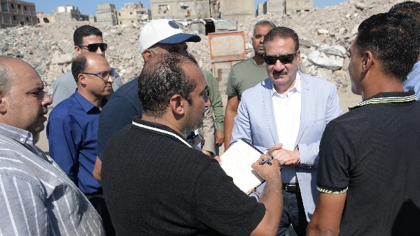 محافظ بورسعيد يستمع لمطالب أهالي حي الضواحي ويوجه بسرعة حلها