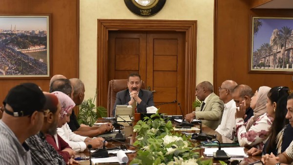 محافظ بورسعيد يجتمع بالأجهزة التنفيذية.. متابعة ملفات تقنين أراضي الدولة
