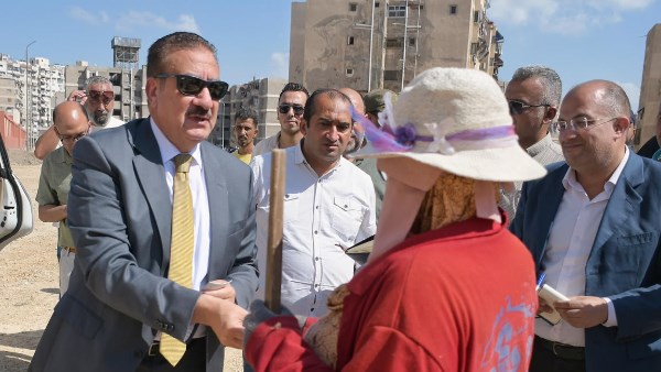 محافظ بورسعيد يوجه الشكر لعمال النظافة ويقدم لهم كوبونات مواد غذائية تقديرًا لجهودهم