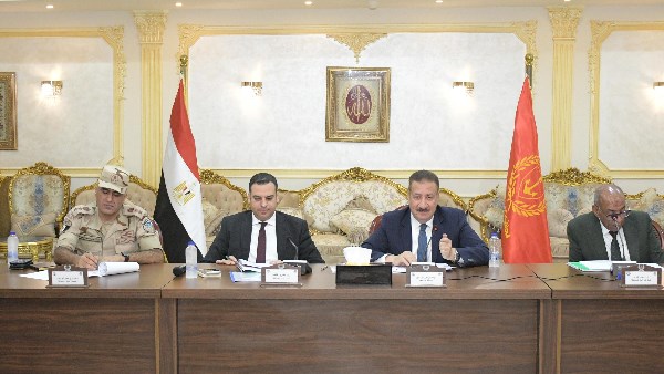 محافظ بورسعيد يستعرض جهود تطوير منظومة التأمين الصحي الشامل.. وقرارات عاجلة للقضاء على التكدس