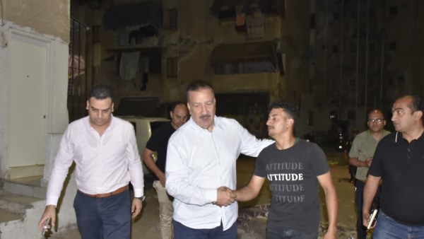 محافظ بورسعيد يزور أسرة الراحل «أبو عبده» ويوجه بالدعم ومساعدة مالية وفرصة عمل لأحد أبنائه | صور