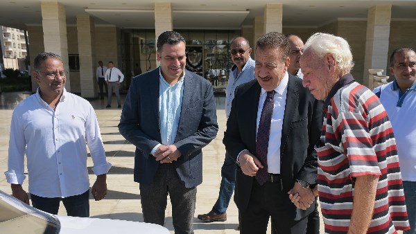محافظ بورسعيد يعيد سيارة التاكسي لـ«عم محمد نصار» بعد استجابته لاستغاثته وإصلاحها بالكامل