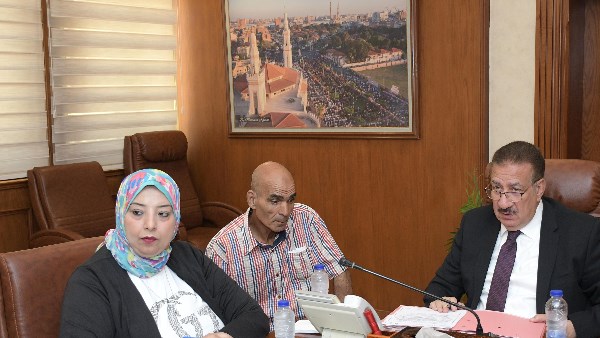 محافظ بورسعيد يؤكد استمرار الاستماع لمشكلات المواطنين ودعم الحالات الإنسانية