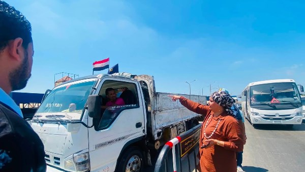 رئيس حي غرب بورسعيد تصادر سيارة تلقي مخلفاتها بالطريق العام
