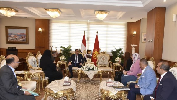 محافظ بورسعيد يلتقي أسرتين لبحث مطالبهم.. توفير فرص عمل ودراسة حالة صحية وتقديم الدعم اللازم
