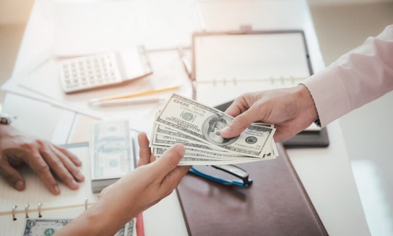 علم النفس يكشف سر التردد في استرداد الديون من الأصدقاء
