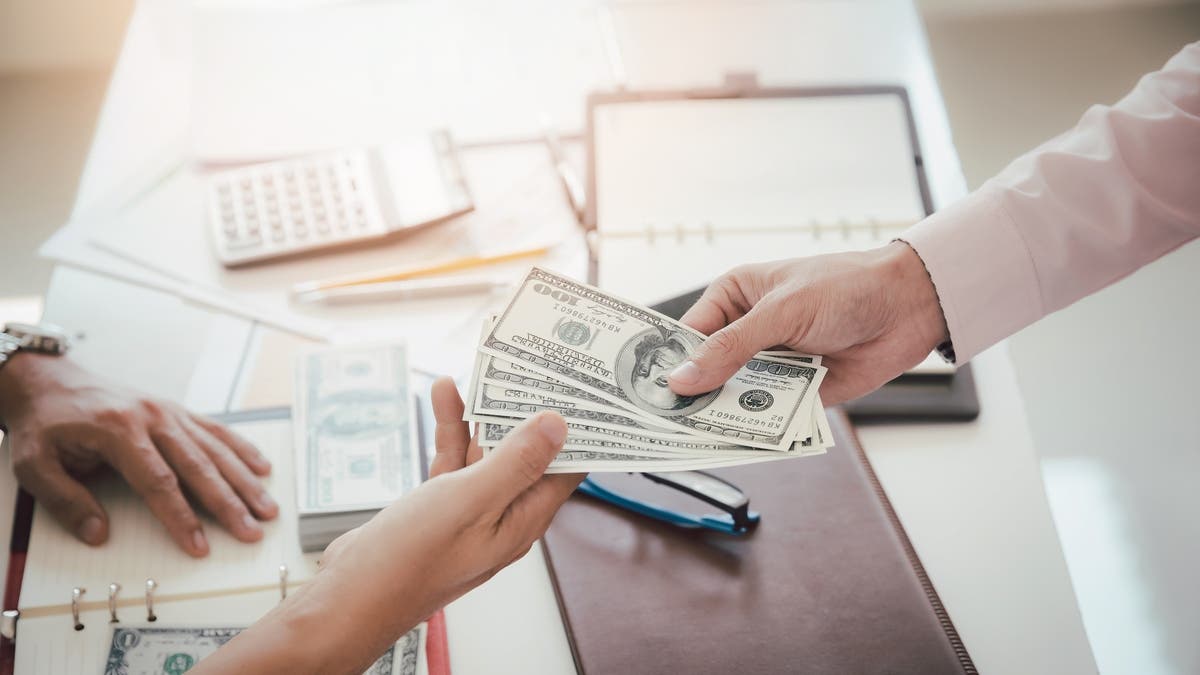 علم النفس يكشف سر التردد في استرداد الديون من الأصدقاء