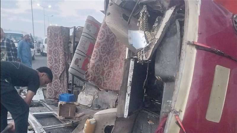 أسفر عن مصرع وإصابة 19 شخصا، المرور يرفع آثار حادث انقلاب سيارة العمالة بالمنوفية