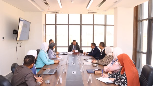 محافظ دمياط يدعو إلى الاستفادة من الإمكانات والخبرات العلمية والأكاديمية